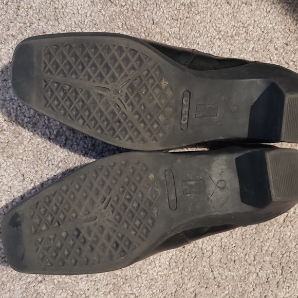 US W 8M Aerosoles Black Ankle Bootie with Heel - Picture 6 of 8